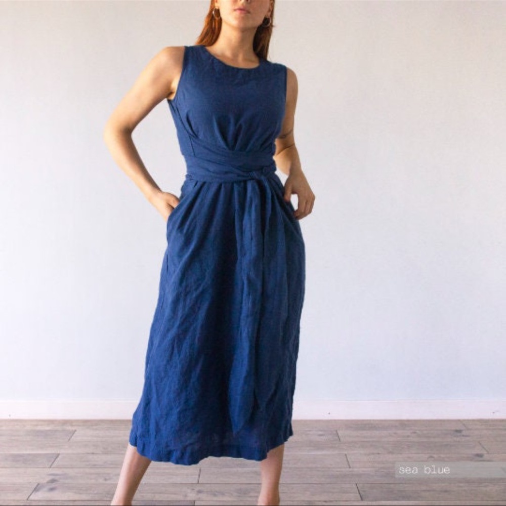 Long linen sleeveless dress with pockets and a wide belt. In color charcoal